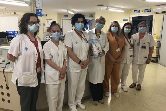 Los alumnos de La Maquinista hacen un regalito a los pacientes del hospital