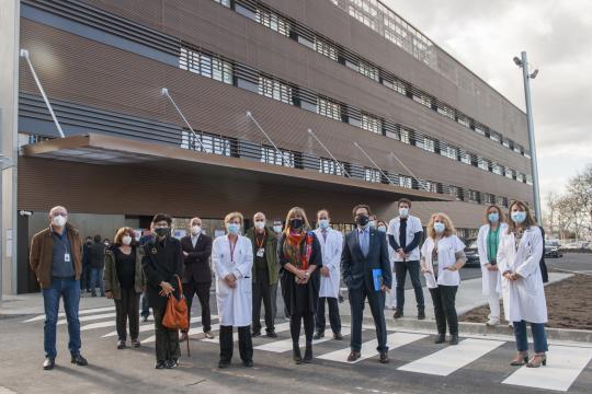 L’alcaldessa de l’Hospitalet i el rector de la UB visiten l'HUB per conèixer el nou edifici polivalent