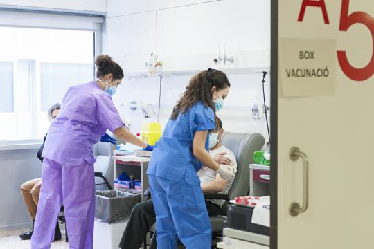 Un 91% dels professionals de Bellvitge inscrits per rebre la vacuna contra la Covid-19 ja han rebut la 1a dosi